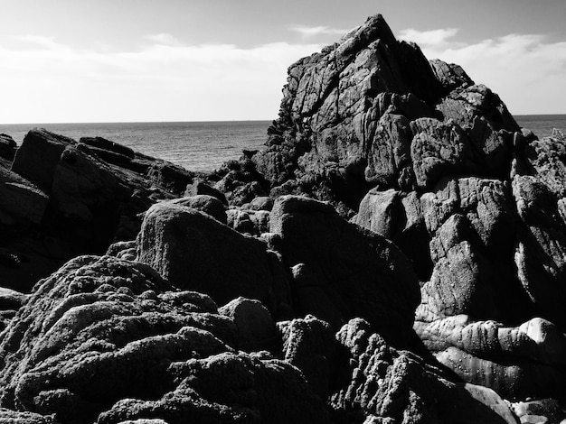 Foto rochas marinhas de frente para o mar