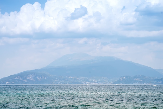 Rochas na costa bonita do lago Garda na cidade de Riva del Garda na Lombardia, Itália,