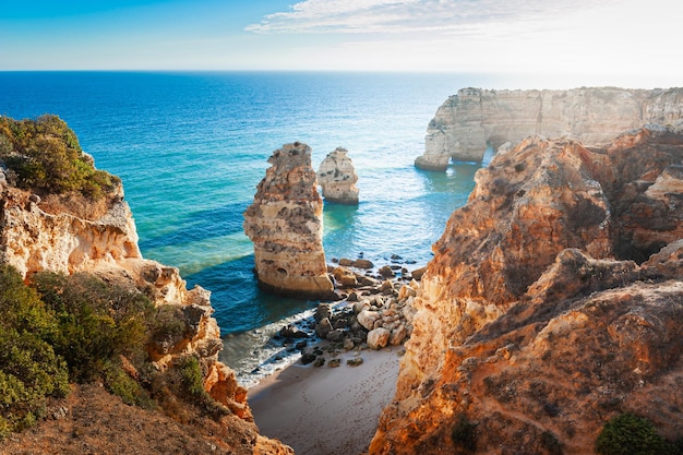 Rochas na costa do Oceano Atlântico no Algarve Portugal Bela paisagem de verão ao pôr do sol