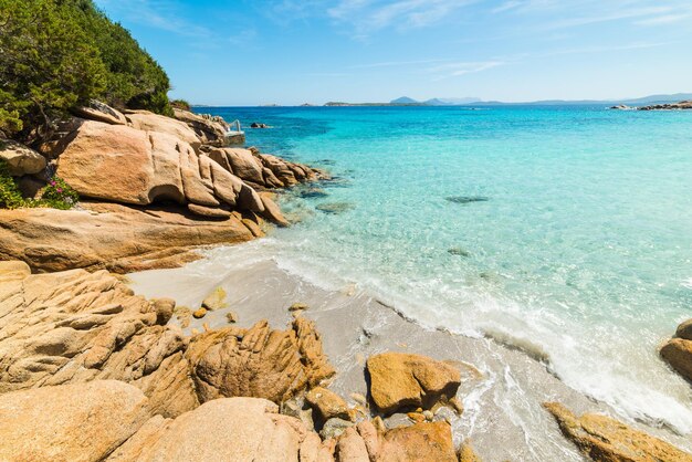 Rochas na praia de Capriccioli na Costa Smeralda Itália