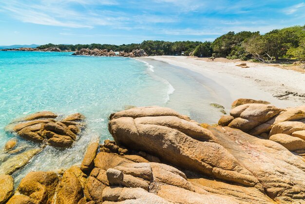 Rochas na praia de Capriccioli na Sardenha