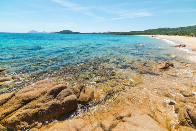 Rochas na praia de Liscia Ruja Sardenha