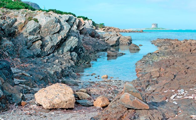 Rochas na praia Stintino de La Pelosa