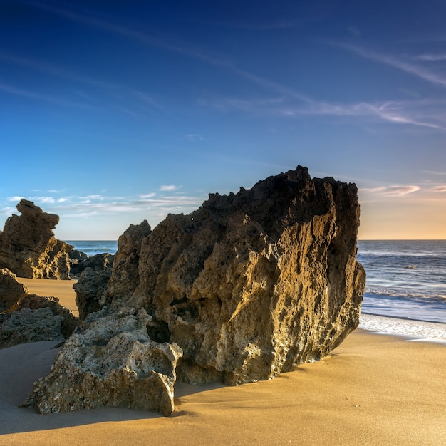 Rochas nas praias de cádiz ao pôr do sol