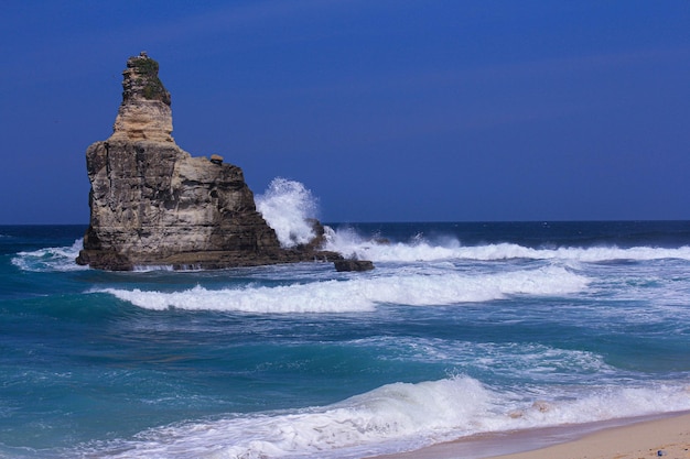 Rochas naturais e ondas do mar