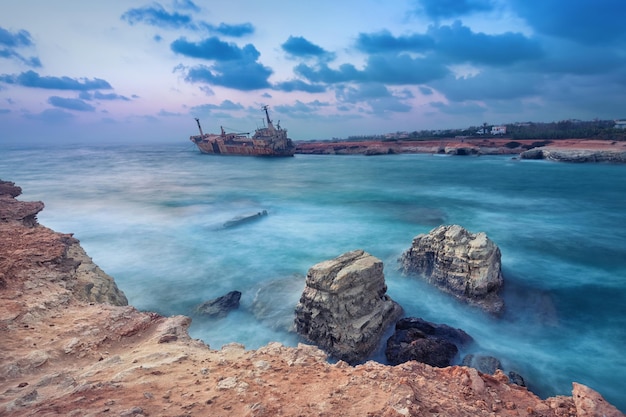 Rochas no mar com navio abandonado Paphos Chipre