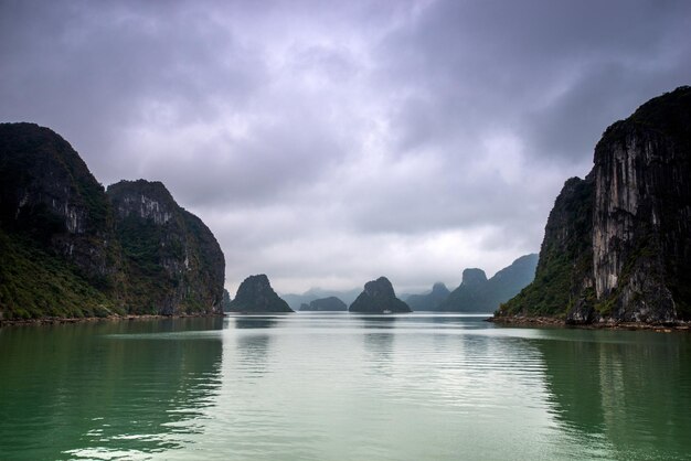 Rochas no mar halong bay no vietnã