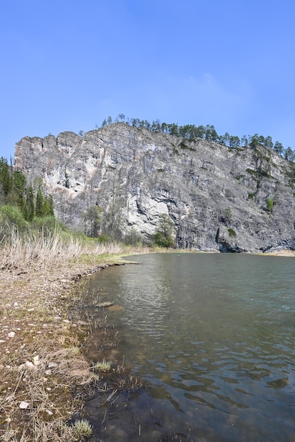 Rochas no rio taiga