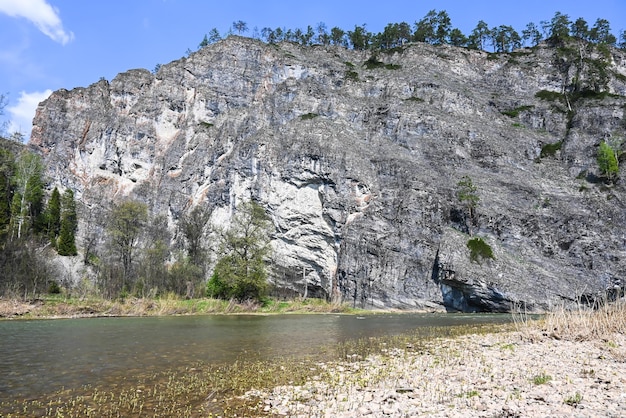 Rochas no rio taiga