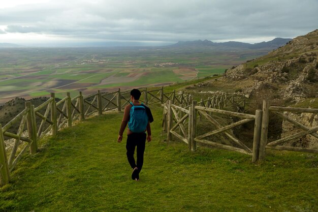 Foto rochas para escalada e ponto de vista de pancorbo área de montanhas e planalto de burgos