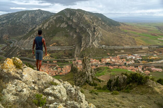 Foto rochas para escalada e ponto de vista de pancorbo área de montanhas e planalto de burgos