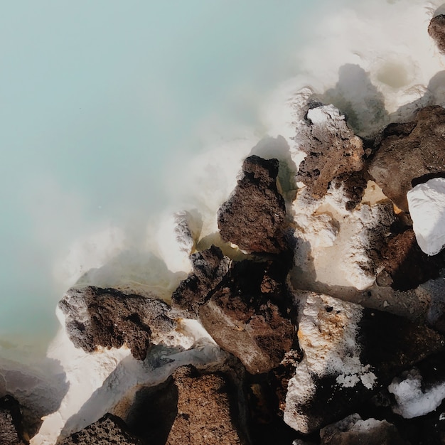 Foto rochas vulcânicas e água azul