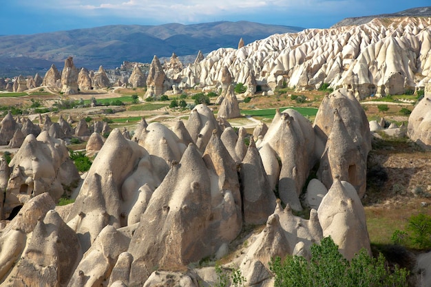 Rochas vulcânicas e falésias calcárias no vale da Capadócia Turquia Turismo e viagens geologia e erosão do solo