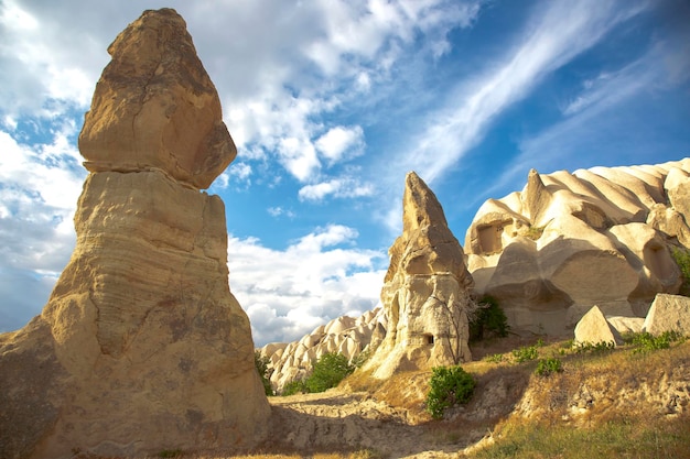 Rochas vulcânicas e falésias calcárias no vale da capadócia turquia turismo e viagens geologia e erosão do solo