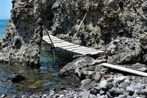 Rochas vulcânicas e mar egeu