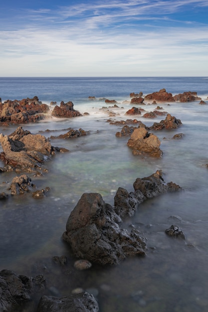 Rochas vulcânicas no Oceano Atlântico, litoral de Puerto de la Cruz, Tenerife, Ilhas Canárias, Espanha