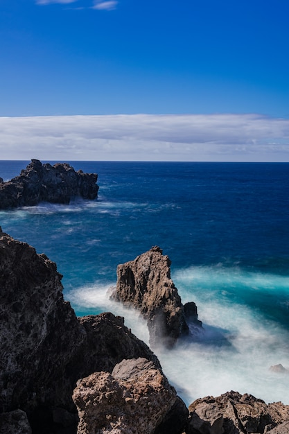 Rochas vulcânicas no oceano atlântico