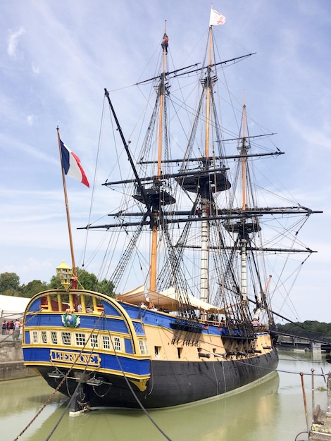 Rochefort, Aquitaine/França - 10 02 2019 : fragata Hermione Lafayette antiga nova embarcação