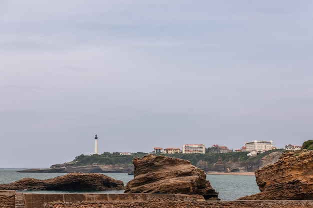 Rocher de la Vierge auf Biarritz Bay City Grande Strand und berühmten Leuchtturm Pyrenäen