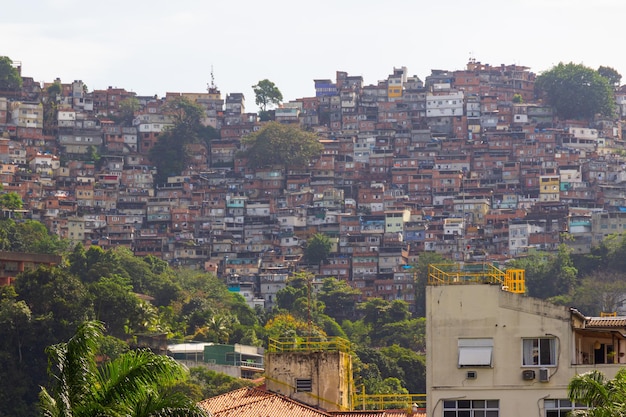 Rocinha favela, vista desde lo alto del barrio de givea en Río de Janeiro - Brasil.