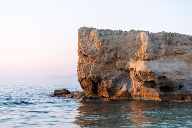 Rock an der Küste Felsige Küste am Mittelmeer