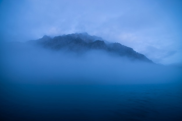 Rock auf See im dichten Nebel.