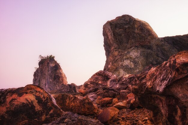 Foto rock berge und lila himmel