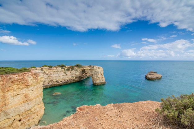 Rock cliff arche na praia de albandeira e água do mar turquesa na costa de portugal na região do algarve