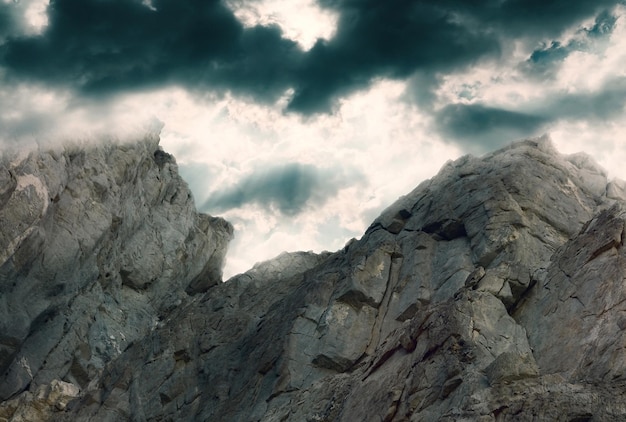 Rock contra un cielo oscuro y dramático con nubes