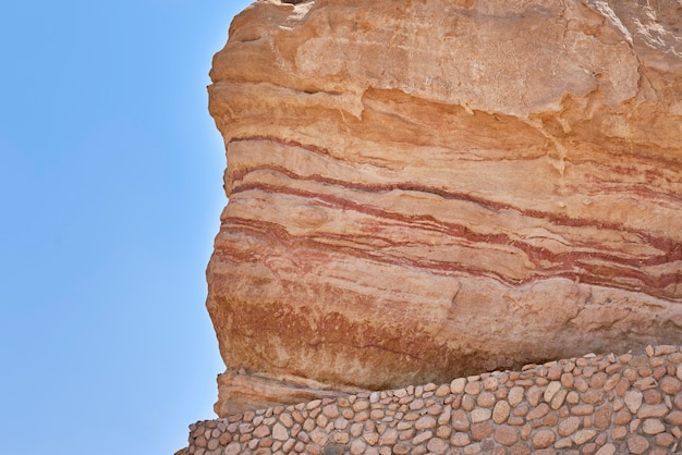 Rock mit Bodenschichten gegen blauen Himmel