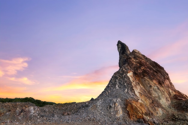 Foto rock mountain bei sonnenuntergang