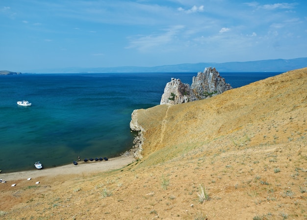 Rock Shamanka an der Landzunge Burhan. Insel Olchon, Baikalsee, Sibirien, Russland