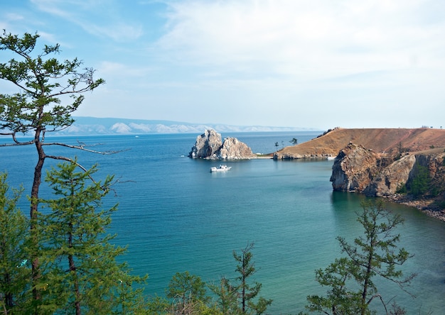 Rock Shamanka no promontório Burhan. Ilha de Olkhon, lago Baikal, Sibéria, Rússia