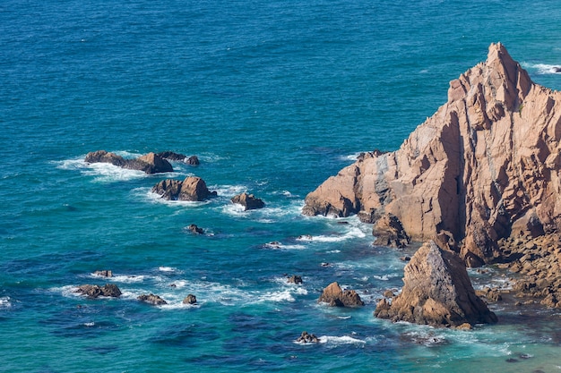 Foto rock und blaues meer