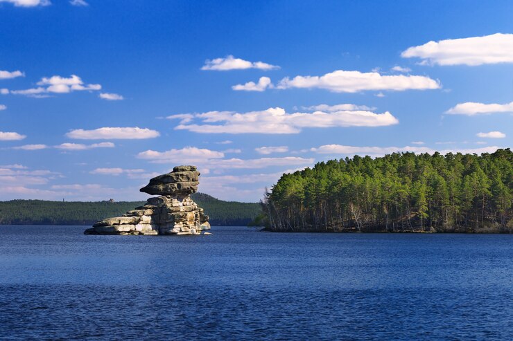 Foto rock zhumbaktas am see. burnaby nationaler naturpark in kasachstan. steinfigur sphinx.