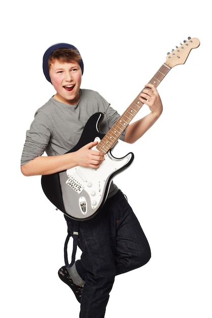 Rockin out Ein Teenager, der eine E-Gitarre spielt