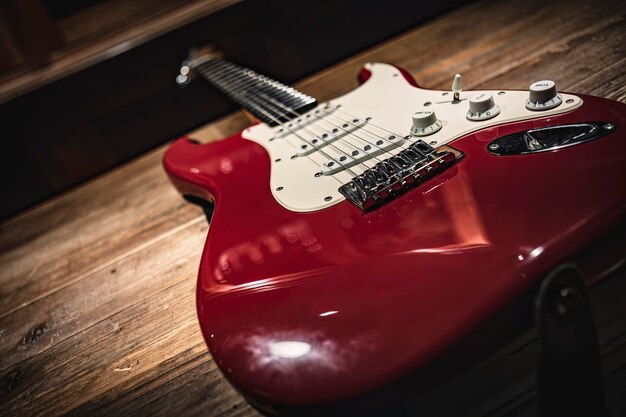 Foto rocking guitarra eléctrica roja y blanca