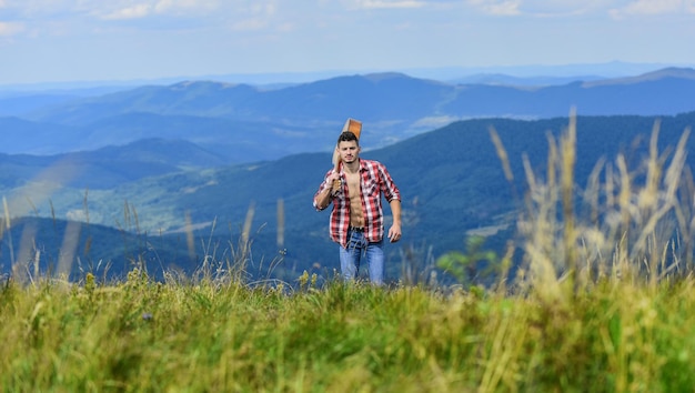 Rocking the wave hombre sexy con guitarra en camisa a cuadros moda hipster camping occidental y senderismo hombre vaquero feliz y libre con torso musculoso desnudo guitarrista acústico canción de música country