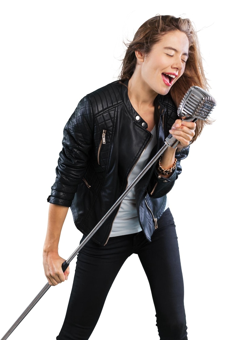 Foto rockstar feminina cantando com microfone retrô vintage