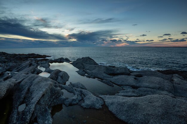 Rocky Atlantic Ocean Coast durante um pôr do sol vibrante