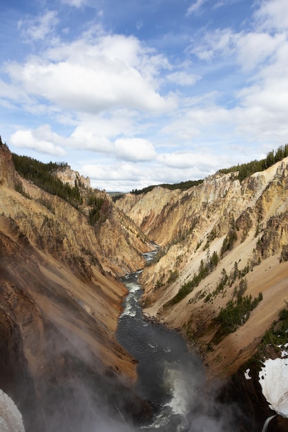 Rocky canyon e rio na paisagem americana grand canyon do yellowstone