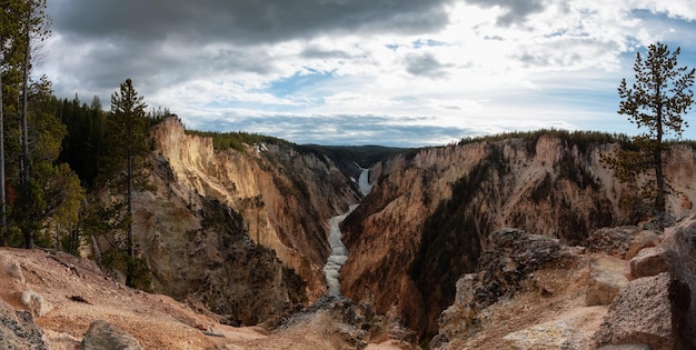 Rocky Canyon River und Wasserfall in der amerikanischen Landschaft Grand Canyon des Yellowstone