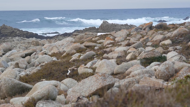 Rocky escarpado oceano costa ondas de água do mar batendo nas rochas monterey califórnia