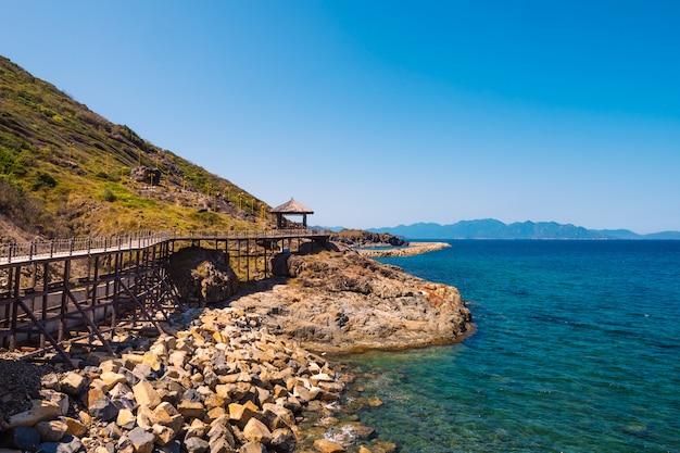 Rocky Island mit Holzbrücke in der Nähe des Ozeans