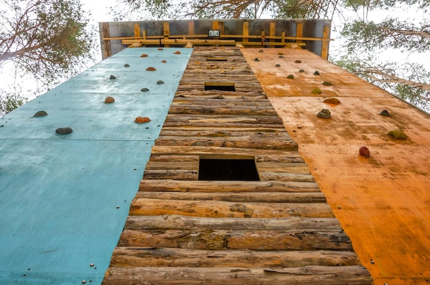 Un rocódromo con una franja azul y naranja.