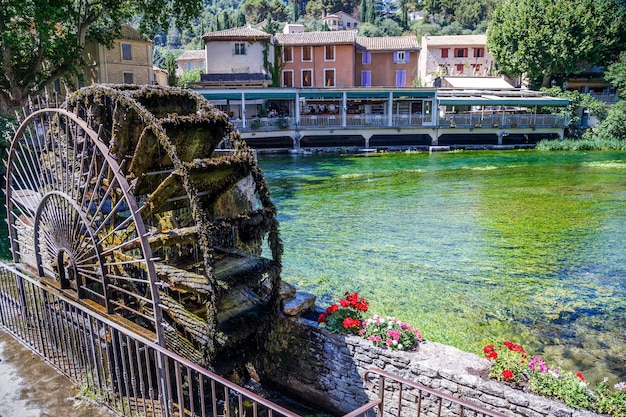 Roda d'água velha em Fontaine de Vaucluse Provence, França