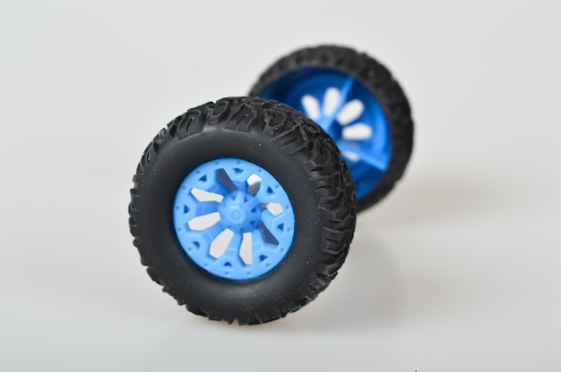 Roda de carro de brinquedo isolada em um fundo branco