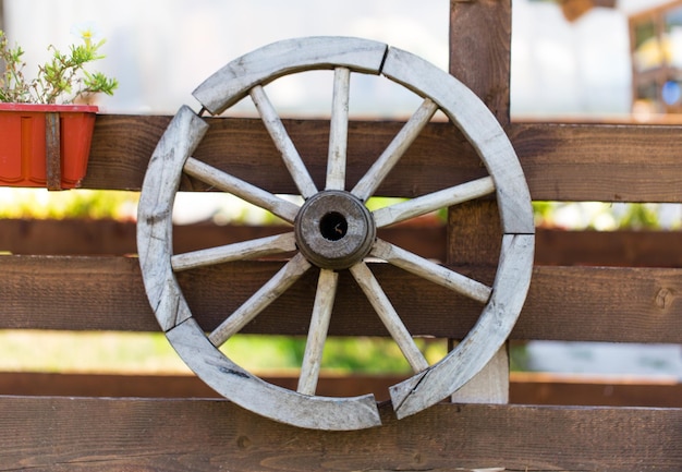 Foto roda de carroça de madeira velha