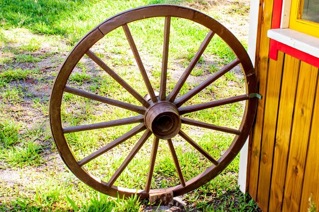 Roda de carroça velha em casa infantil, elemento decorativo.