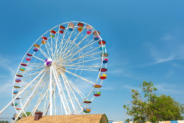 Roda de ferris colorida com céu azul